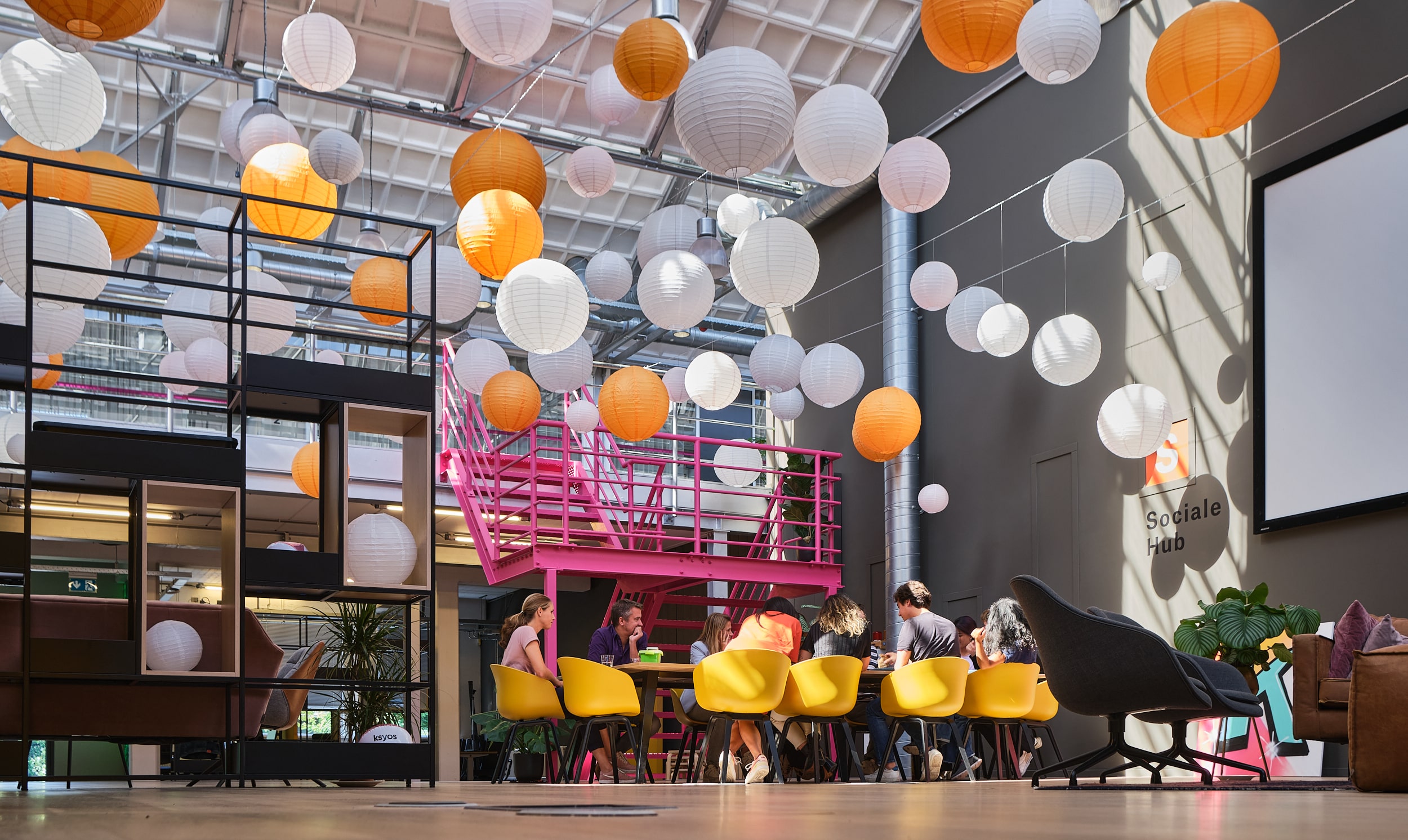 Buntes Büro mit Mietmöbeln von Alvero