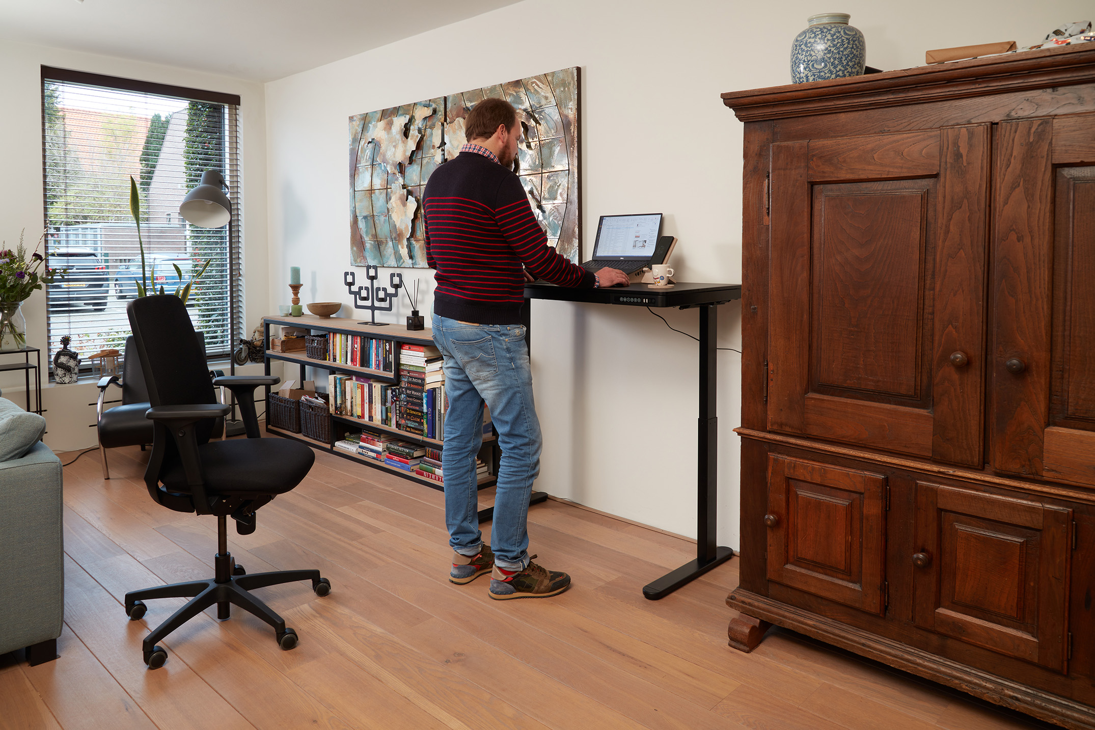 Heimbüro mit ergonomischen Möbeln von Alvero