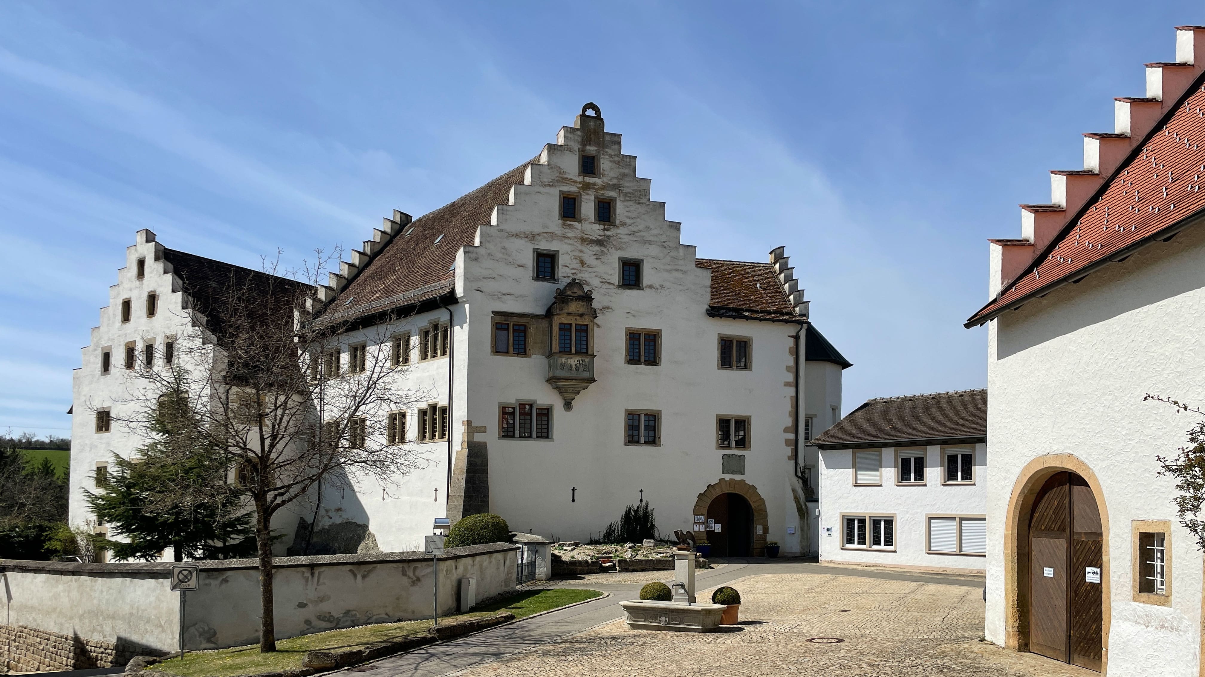 Außenansicht des beeindruckenden Gebäudes von Schloss Blumenfeld in Tengen