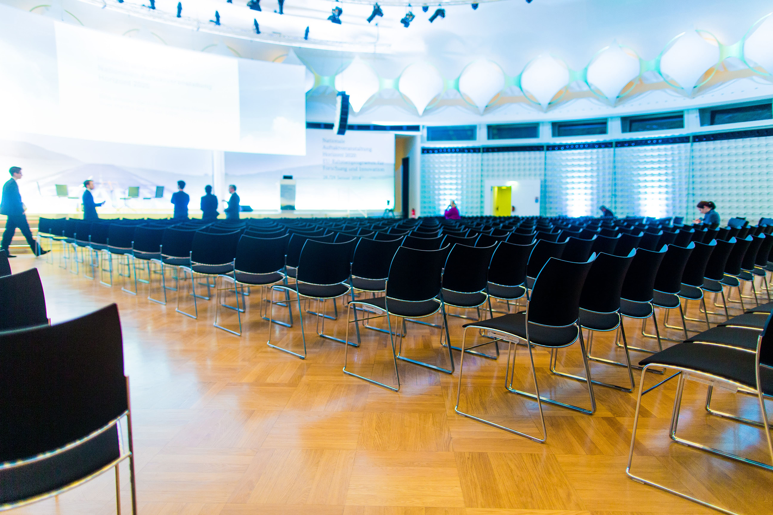 Schwarze Stühle auf einer Konferenz