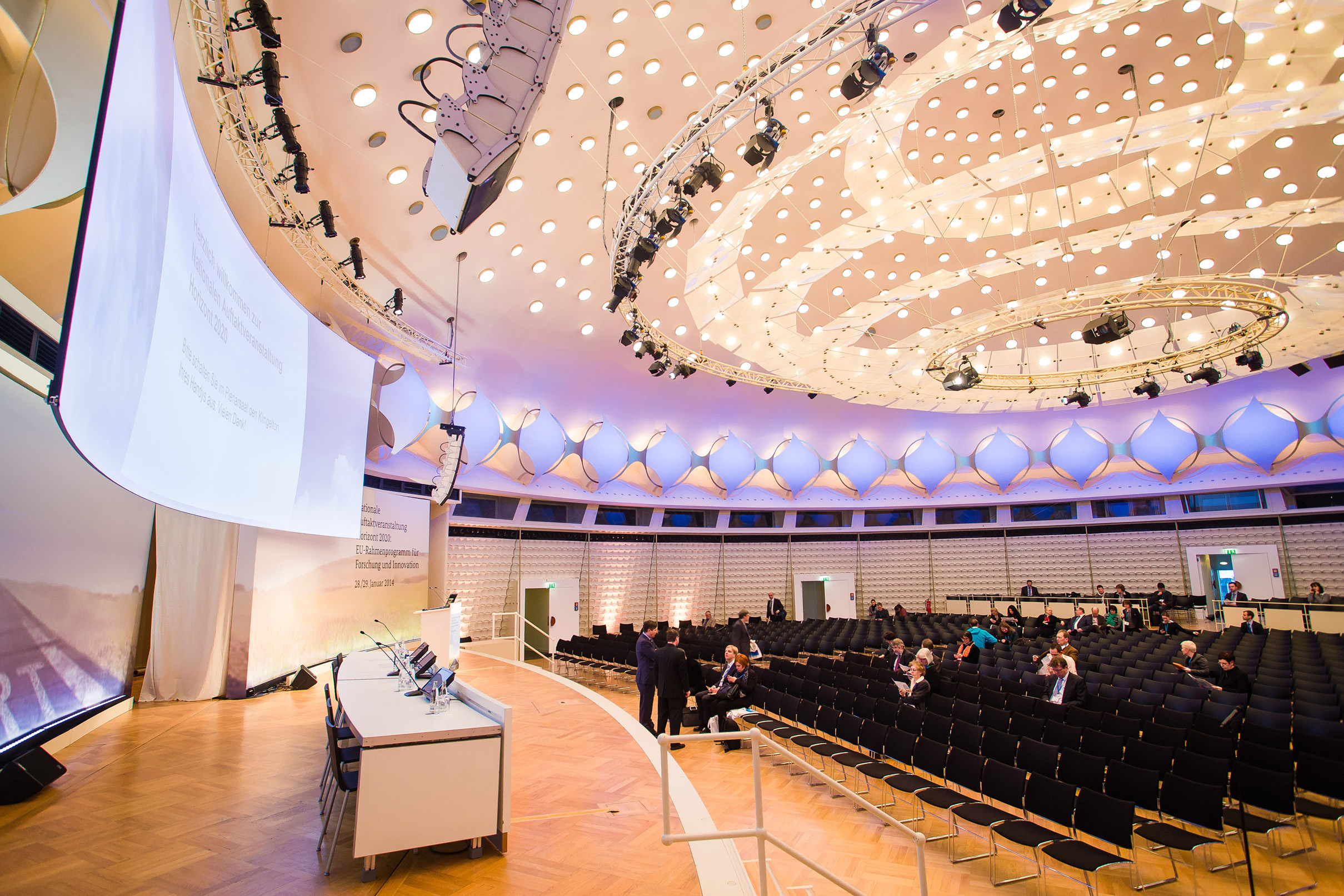 Konferenzsaal mit vielen Stühlen