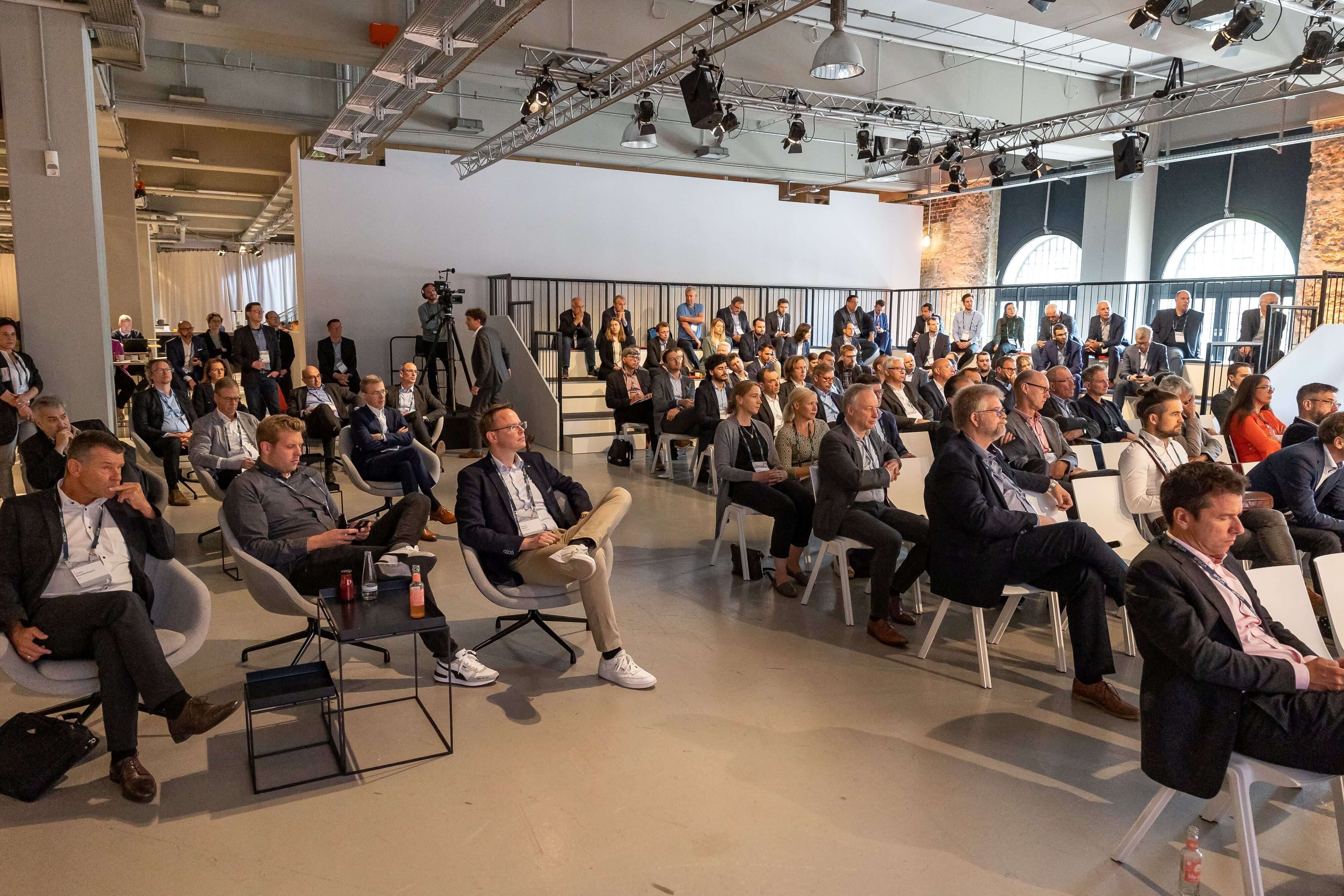Seitenansicht Besucher auf dem BDEW Kongress