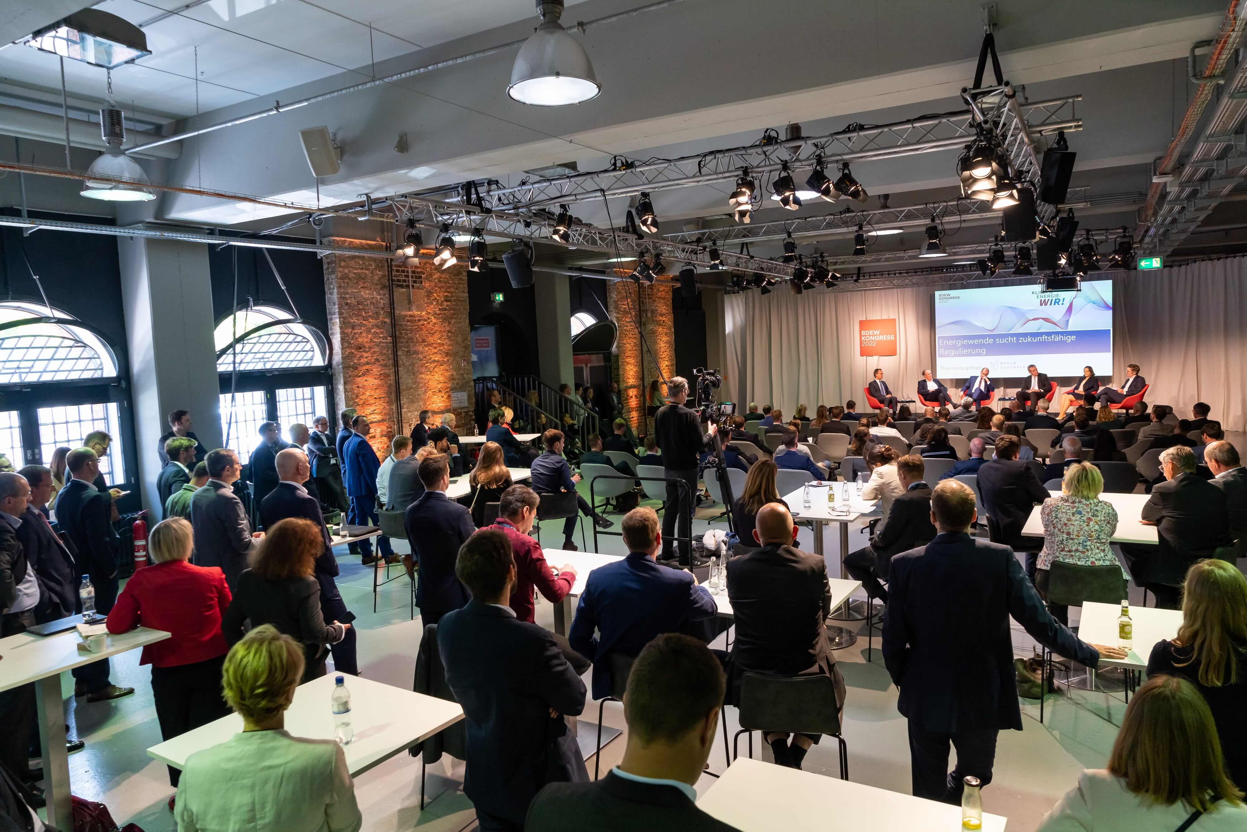 Kongress-Saal mit Besuchern