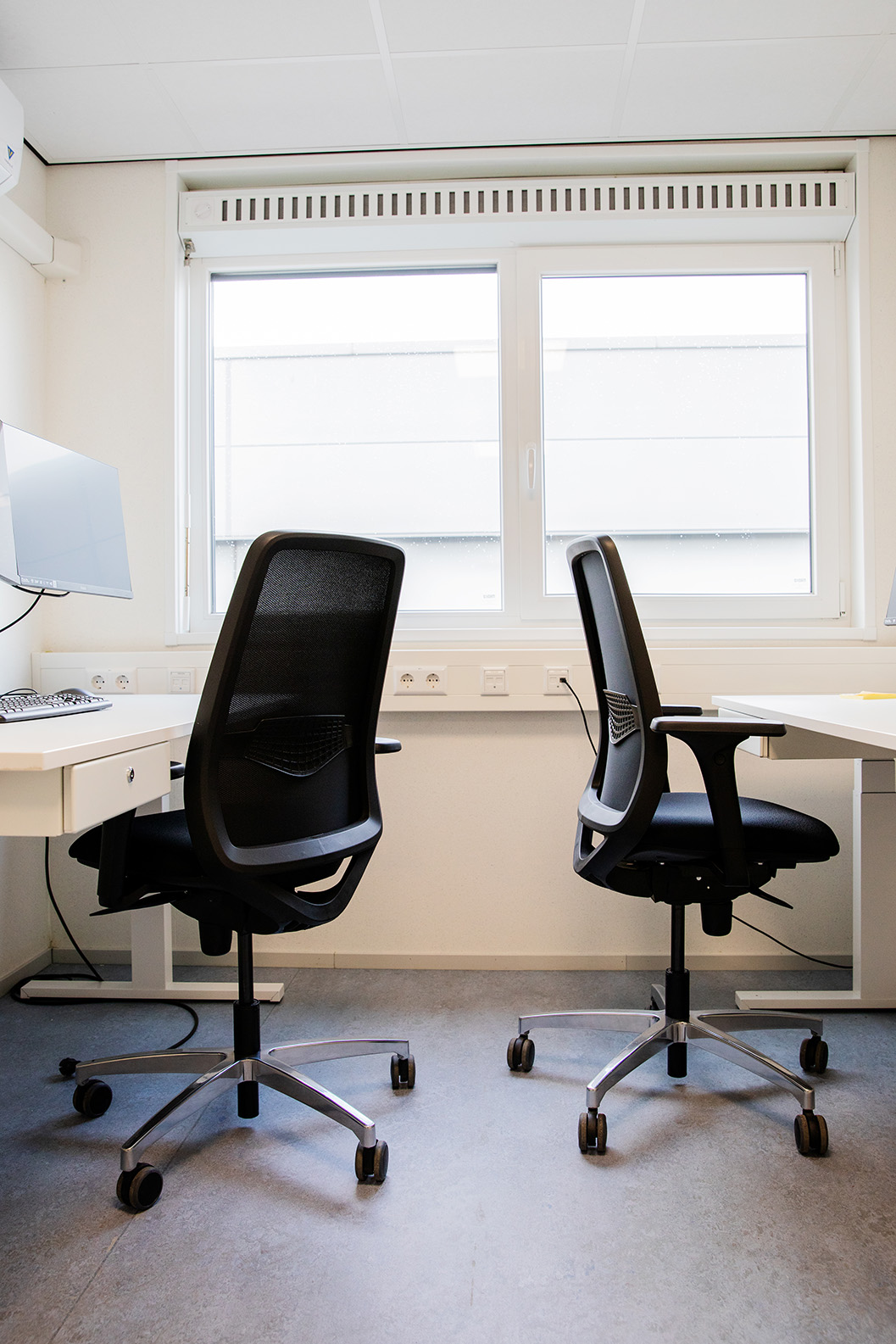 Mietbare ergonomische Tische und Stühle